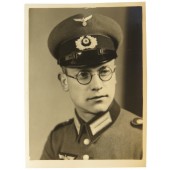 Ett porträttfoto av en signal- eller kavallerisoldat från Wehrmacht i uniform.